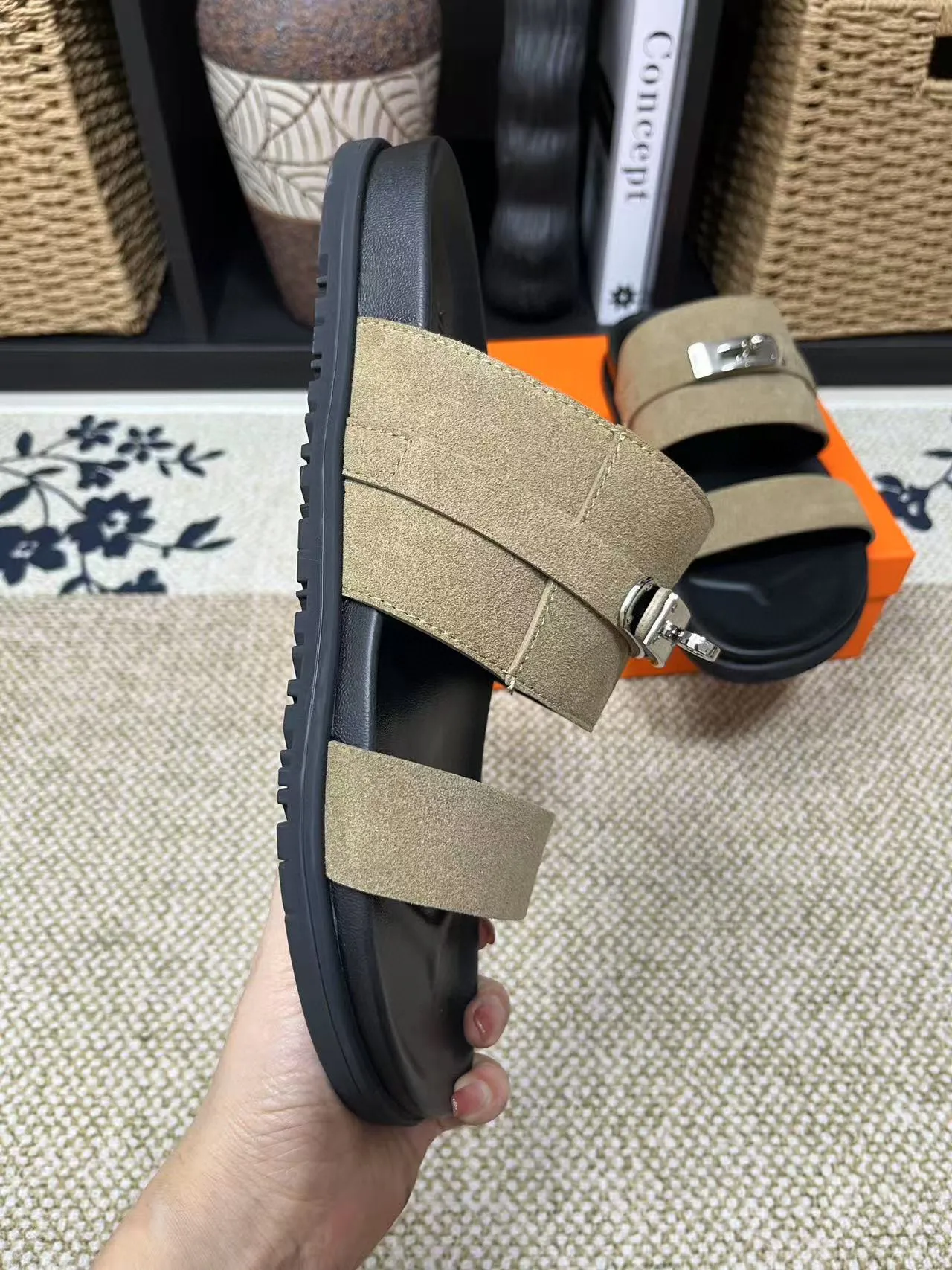 Factory price: 340💰Long-term availability Hermes men's Kazimir slippers for couples - top quality, Hermès woven calfskin functional sandals. The interwoven upper inspired by the "H" iconic pattern creates a casual look, which can be said to be a good companion for summer. Imported cowhide + cowhide lining + TU men's shoes💰Outsole Size: 35-46
